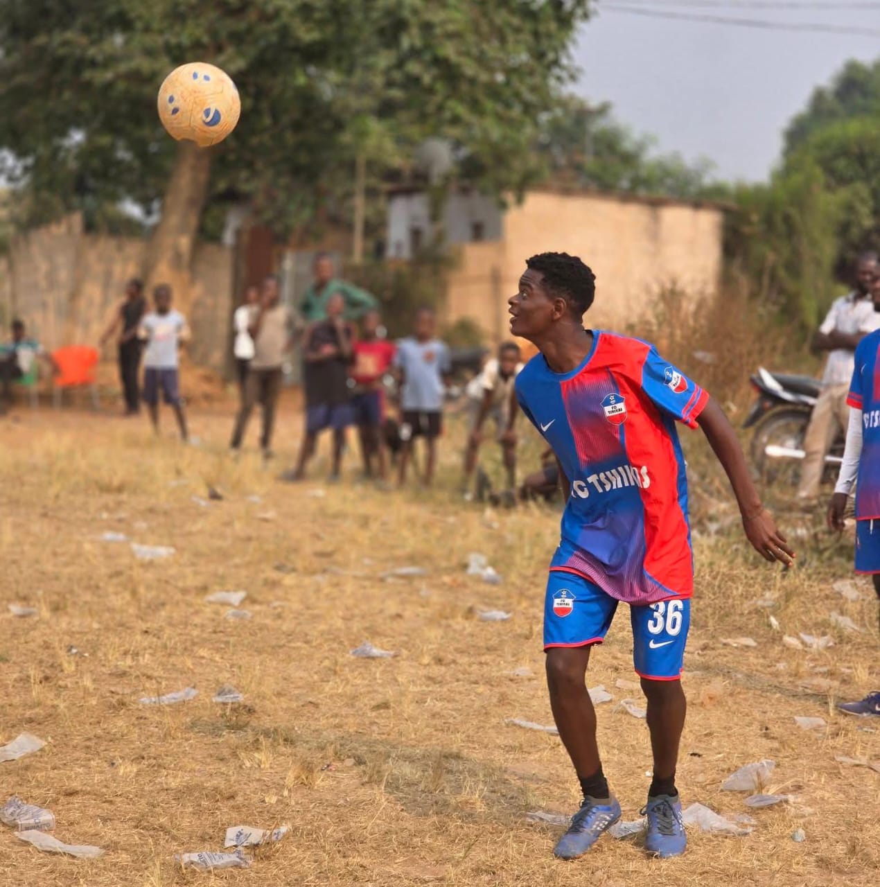FC Tshikas : l'Académie Tshikas reçoit un appui matériel